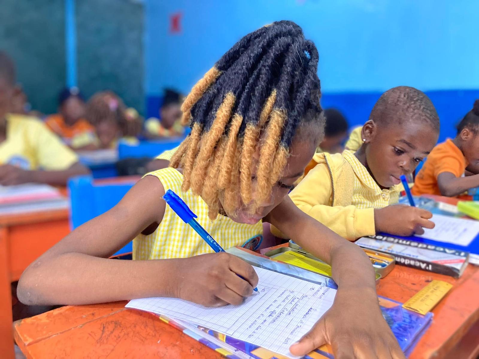 Élèves au travail en classe