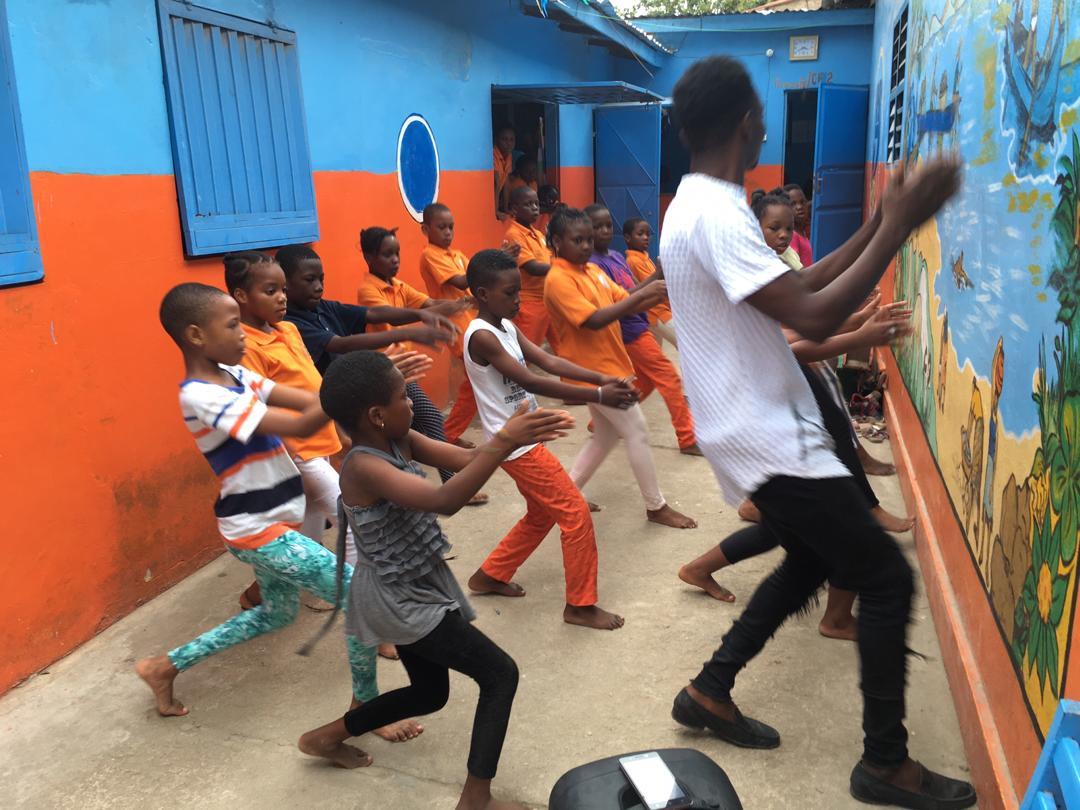 Atelier de danse dans la cour